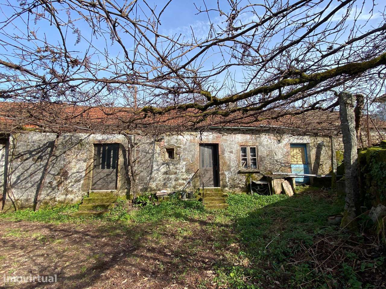Quintinha com moradia em pedra para restauro com 2.000m2 de terreno.-6