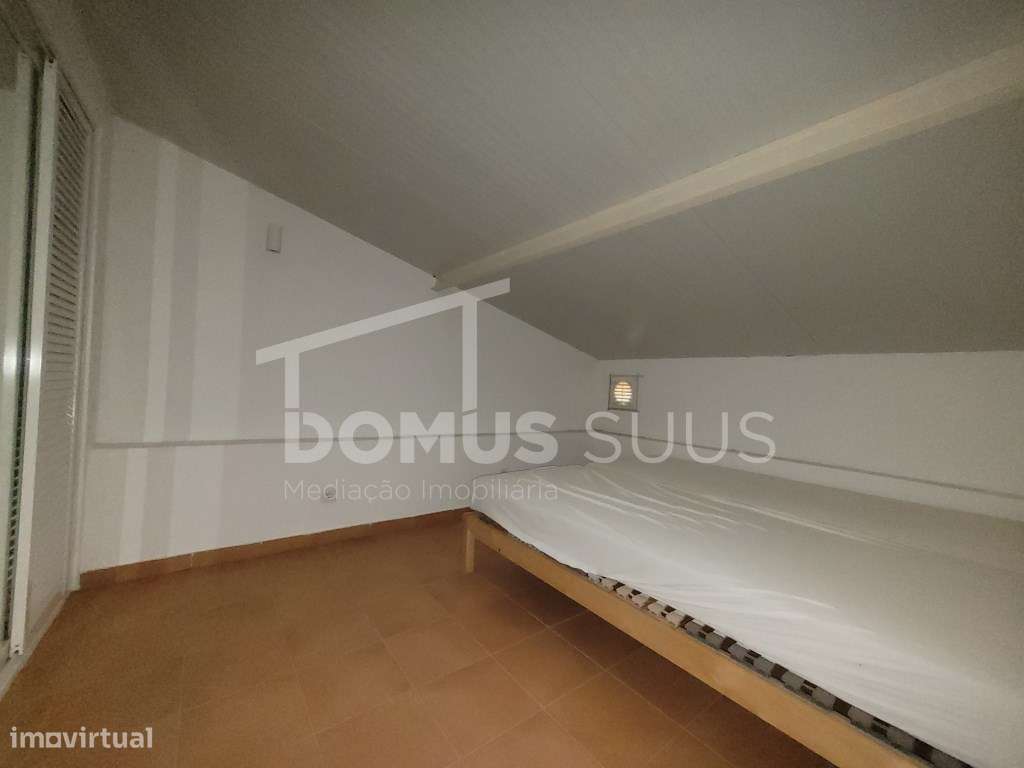 Moradia com armazém localizada na Cova da Muda-5