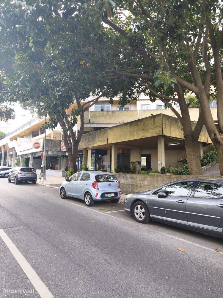 Apartamento T2 em Massamá Renovado com varanda e elevador-23