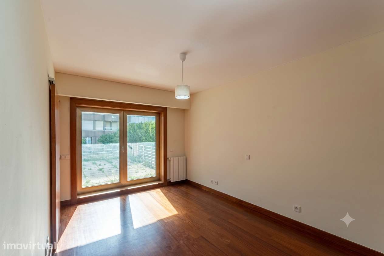 Apartamento T5 com 4 casas de banho e garagem-51