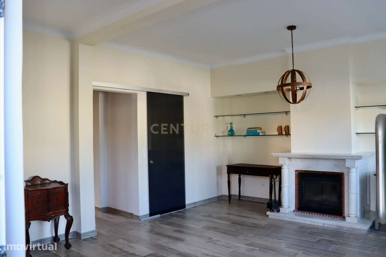 Arrenda-se Moradia T2 com Quintal Privativo, Anexo e Garagem em Alguei - Grande imagem: 3/27