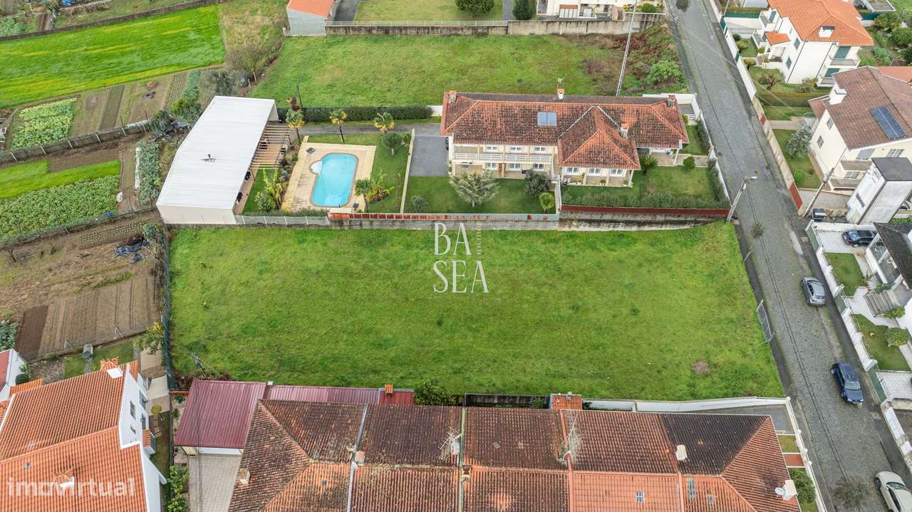 Lote de Terreno Urbano com 1.534m2 para construção de Moradia Individu-11