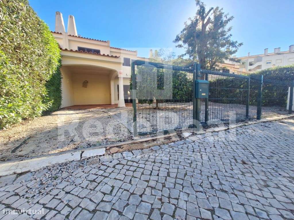Moradia T3 + 1 com Boas Áreas em Lote de 300 m² - Centro de Albufeira-2