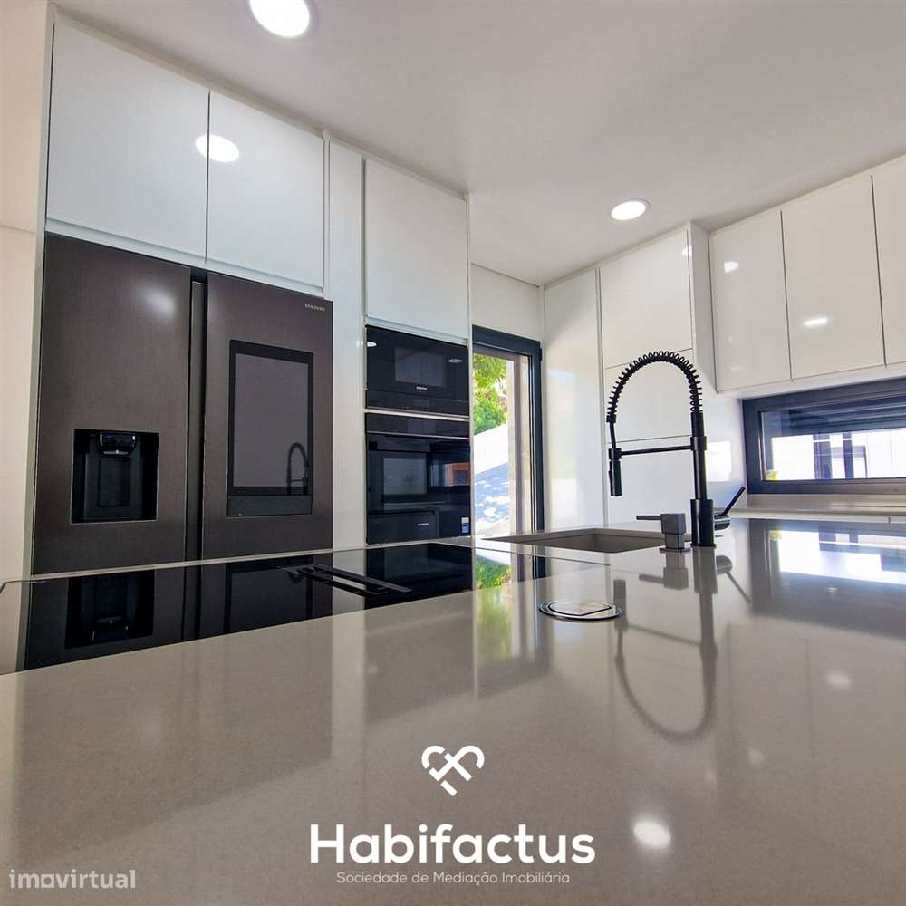 Moradia Isolada T3 à venda Moderna com Piscina aquecida e Churrasqueir-13