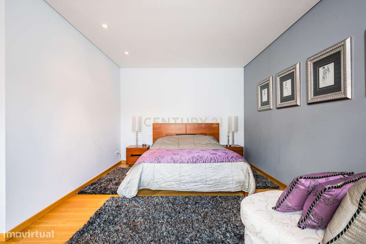 Moradia Exclusiva com Piscina, Jardim e Áreas Amplas-15