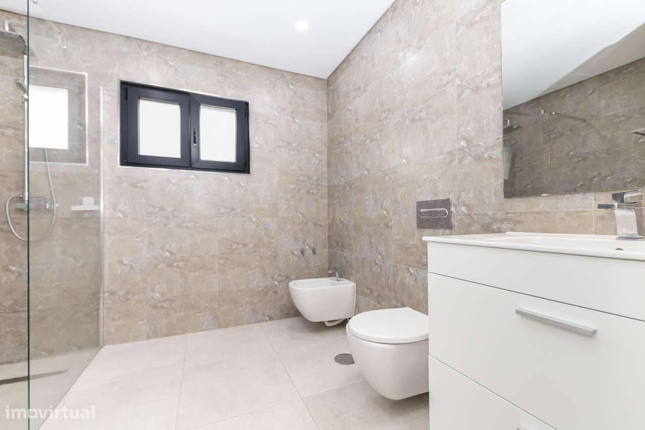 Moradia Isolada T4 de Prestígio – Bairro de São João, Sobreda-22
