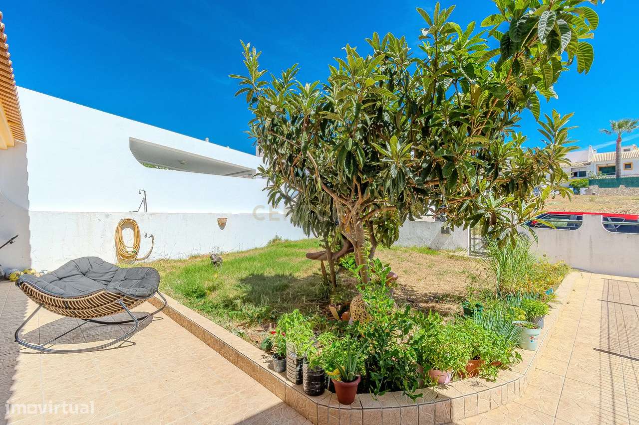 Moradia T2 Geminada C/ 2 Apartamentos Independentes e 238 M2 de Área E-25