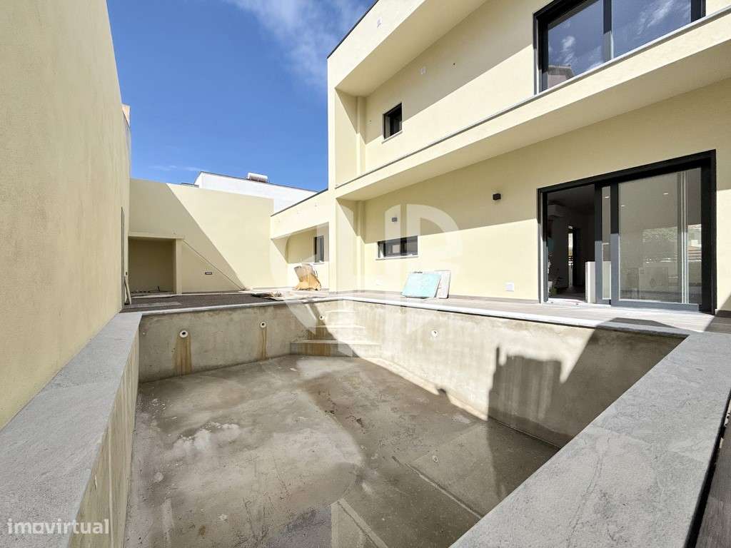 Moradia de Luxo T4 C/ Piscina e Box // Em Construção-45