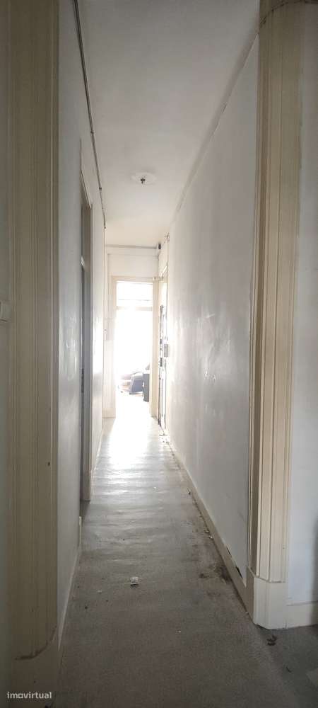 Apartamento T3 com varanda em Avenidas Novas, para remodelação total.-13