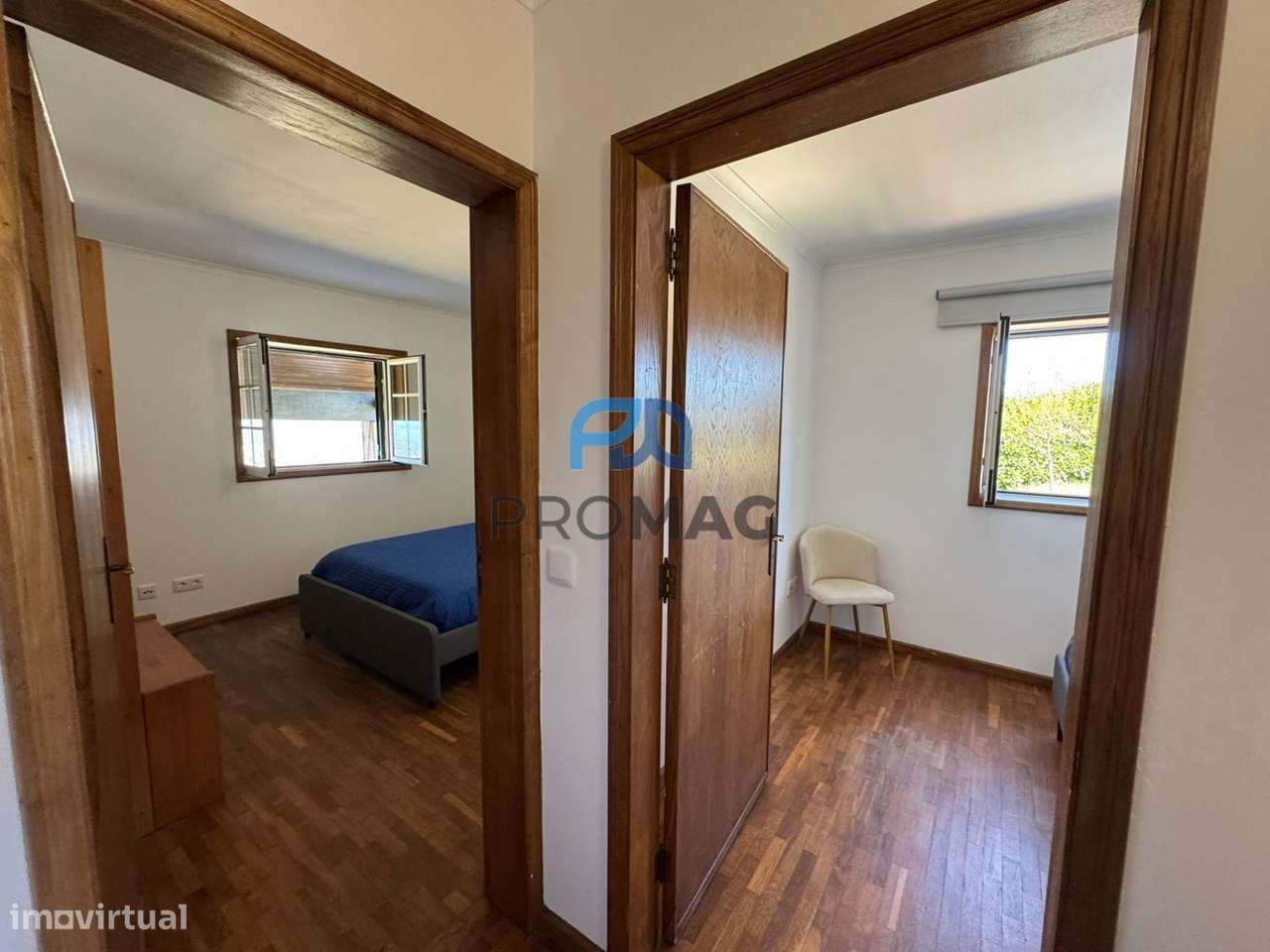 Moradia com excelente área, piscina e plena privacidade-31