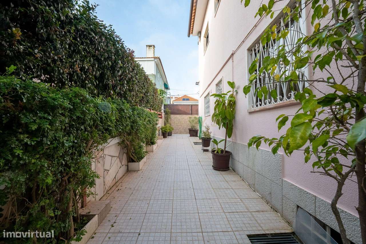 Moradia bifamiliar com dois T3 e cave ampla em Queijas - Grande imagem: 5/60