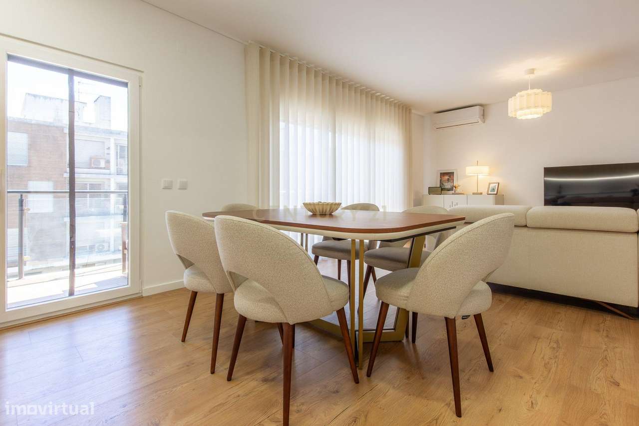 Moderno apartamento T3, com parqueamento e varandas em Santo António d-7