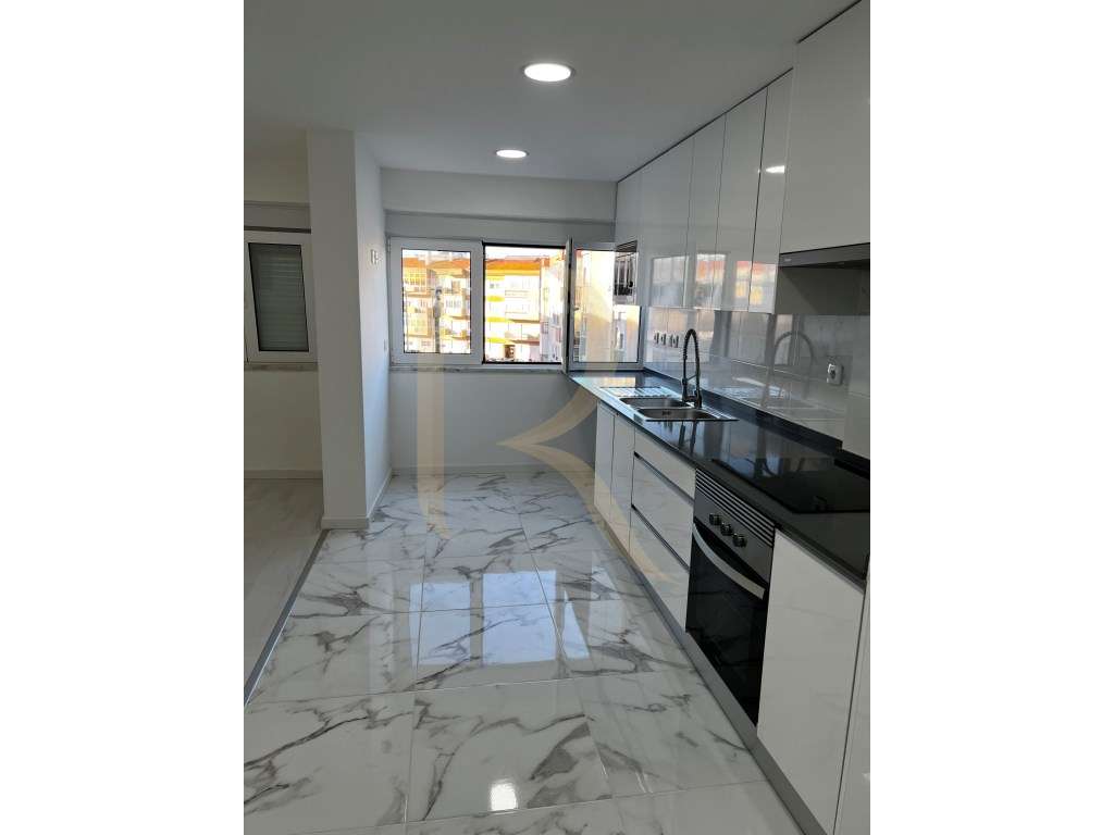 Apartamento T2 com quintal totalmente remodelado no Laranjeiro - Grande imagem: 2/18