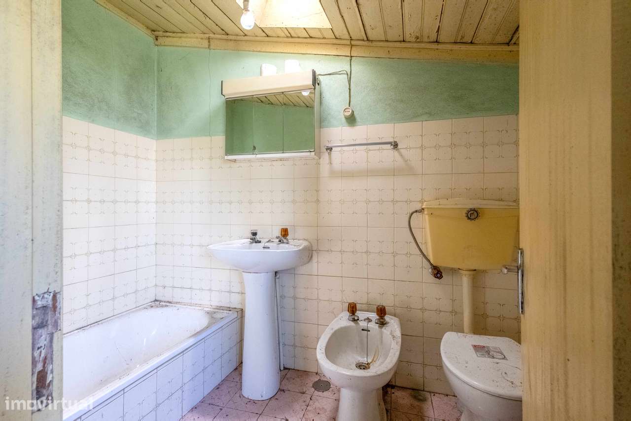 Casa para reabilitar em Arco de Baúlhe – Oportunidade única-23