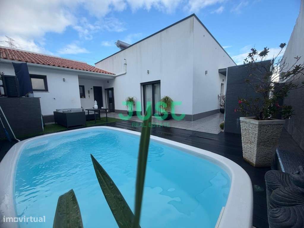 Moradia isolada, T3, seminova com garagem e piscina na Quinta do Conde-2