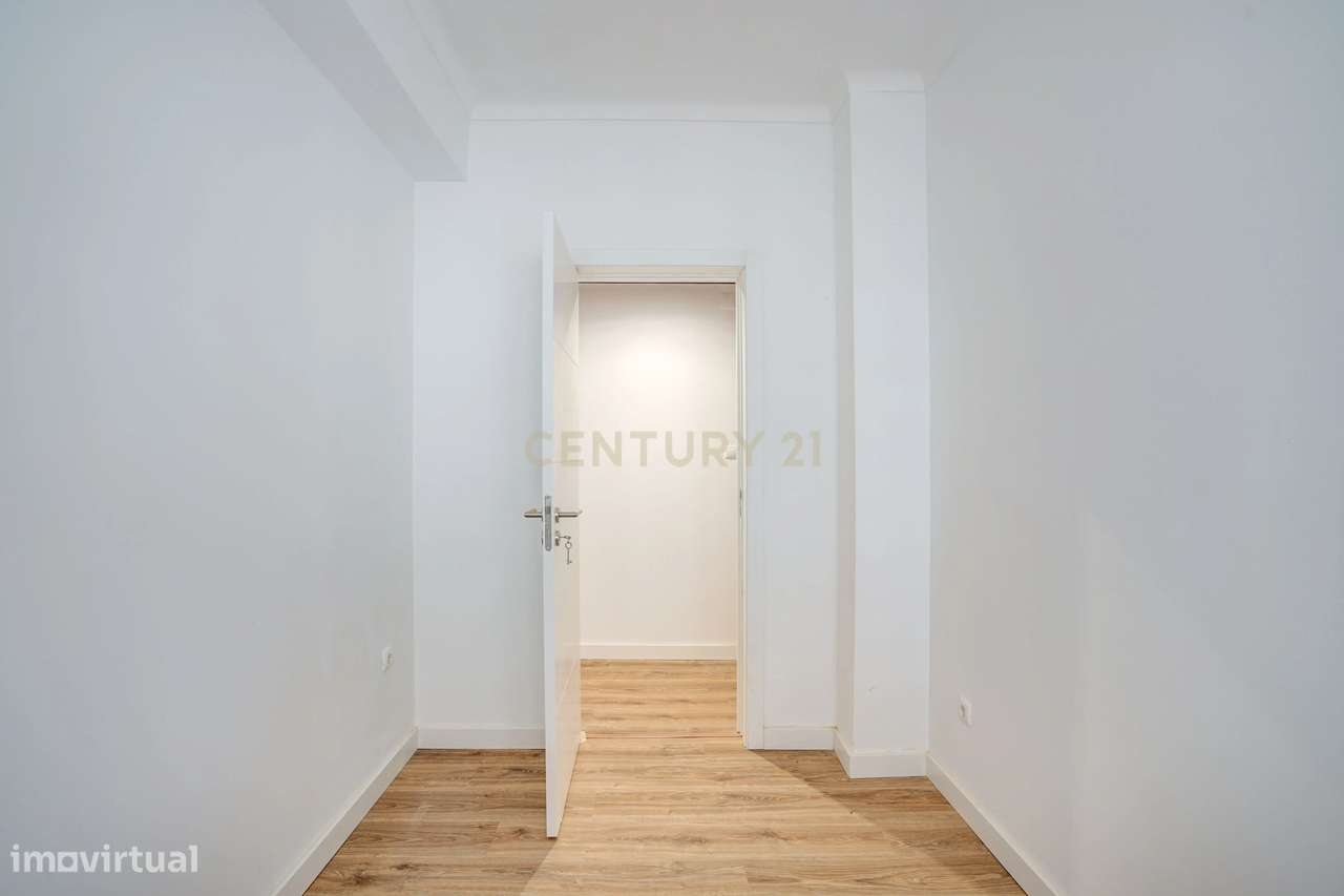 T2 transformado em T3, totalmente remodelado, localizado numa das zona-18