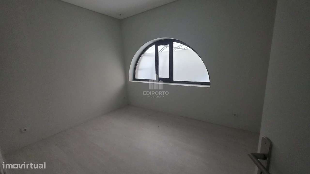 Apartamento T1 com garagem e arrumos ao Arrabida Shopping - Grande imagem: 4/10