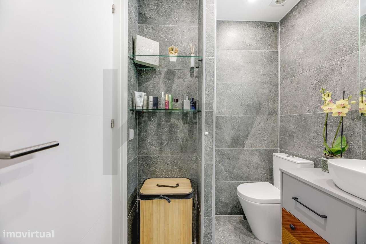 Apartamento T2 totalmente renovado com Suite, Varanda e Arrecadação na-18