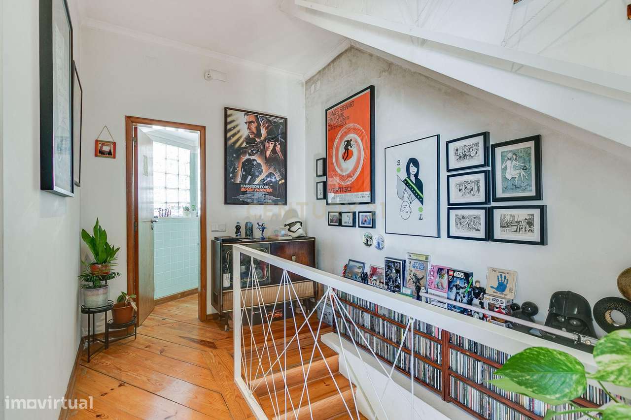 Terreno de 956m2 com duas moradias em Alcântara, Lisboa, uma T4 e T3-38