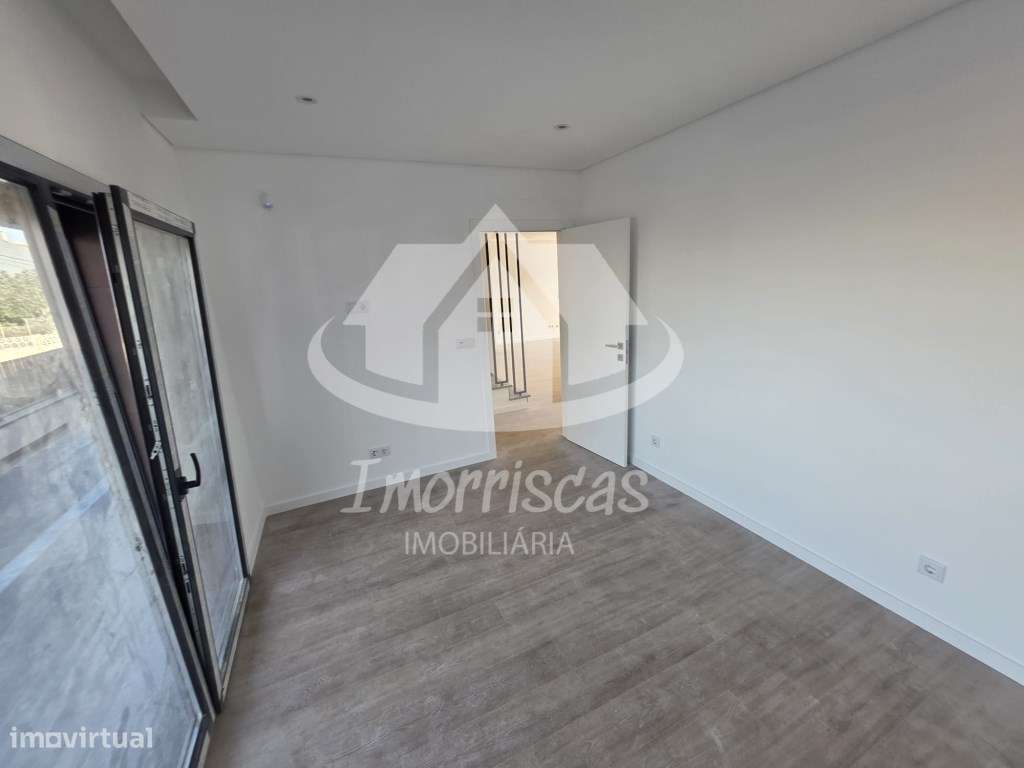 Moradia T3+1 na Portela de Azóia, em Santa Iria de Azóia-14