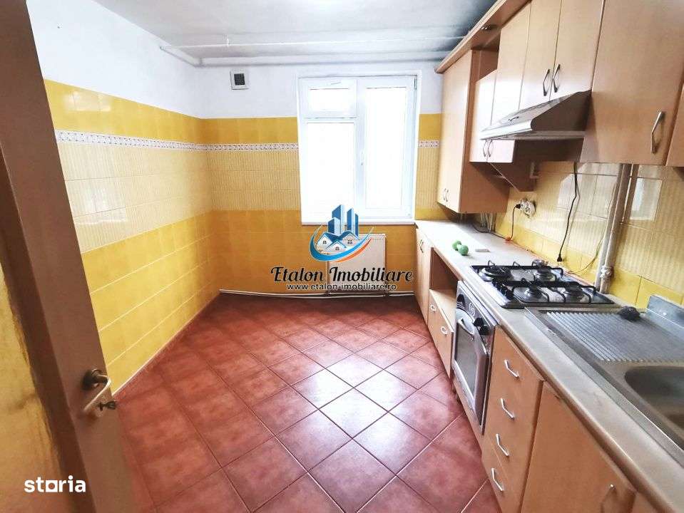 Apartament 3 camere decomandat, etaj 1, zona Gara Piatra Neamt-5
