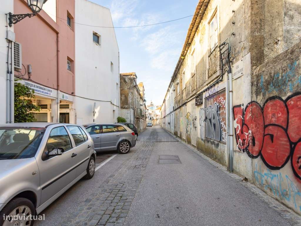Predio no centro historico do seixal-44