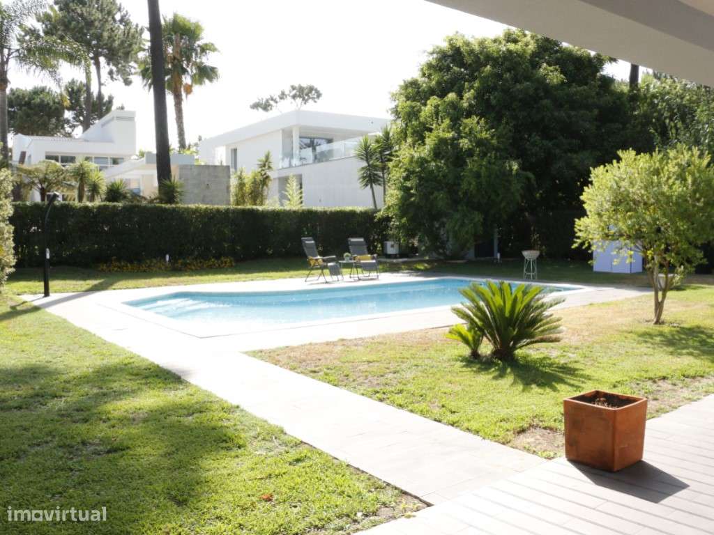 Moradia T4 com Jardim Privado e Piscina na Aroeira-32