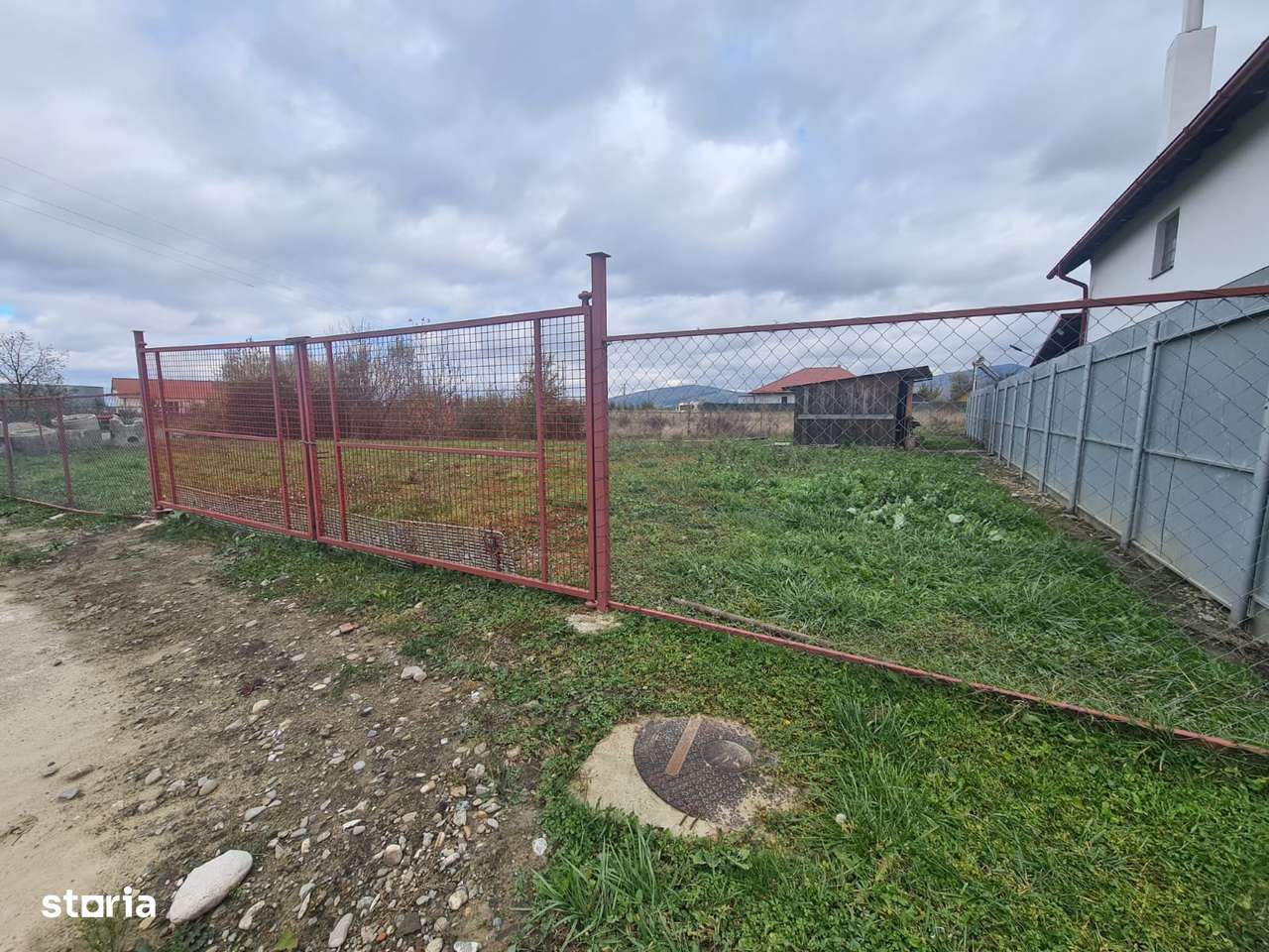 Teren intre case cu front la asfalt,cu utilitati in fata terenului.-2