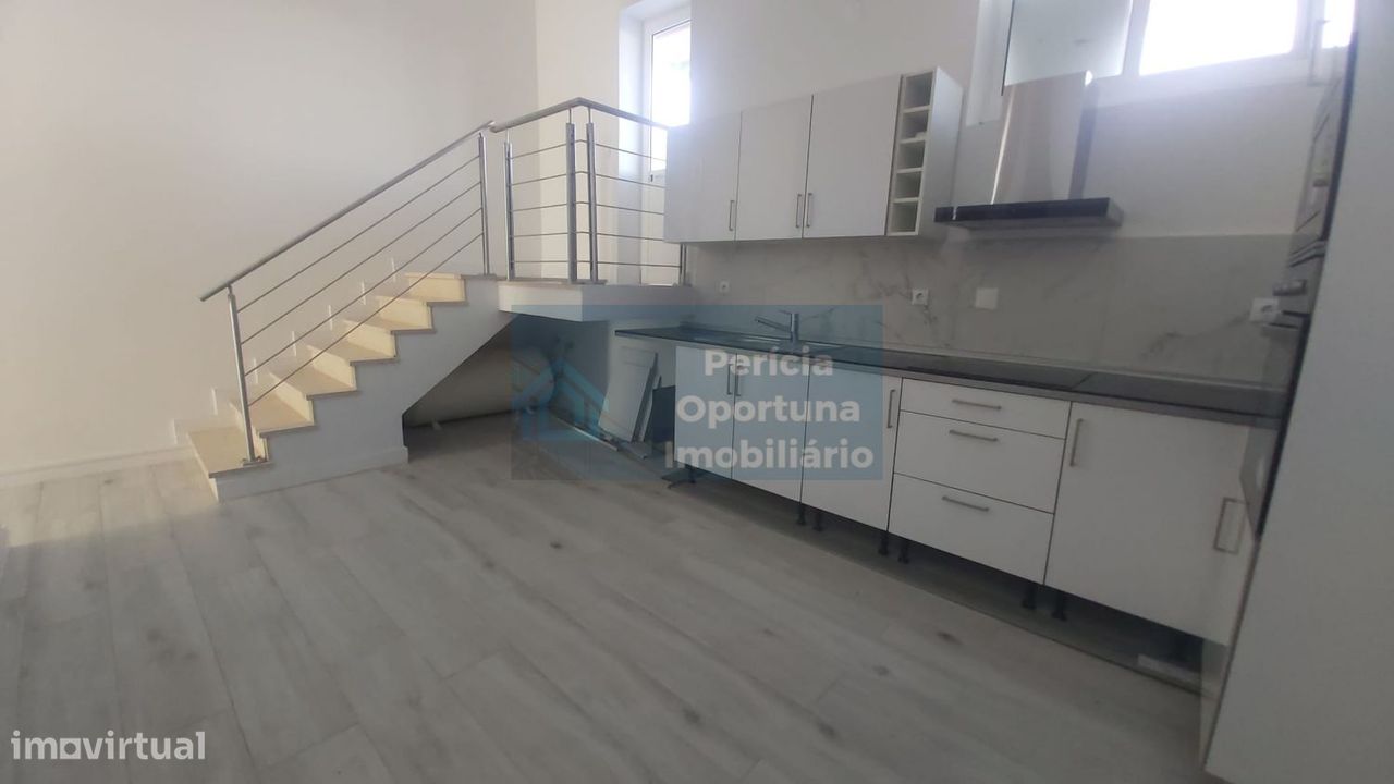 Loja remodelada com 4 quartos cozinha equipada e terraço