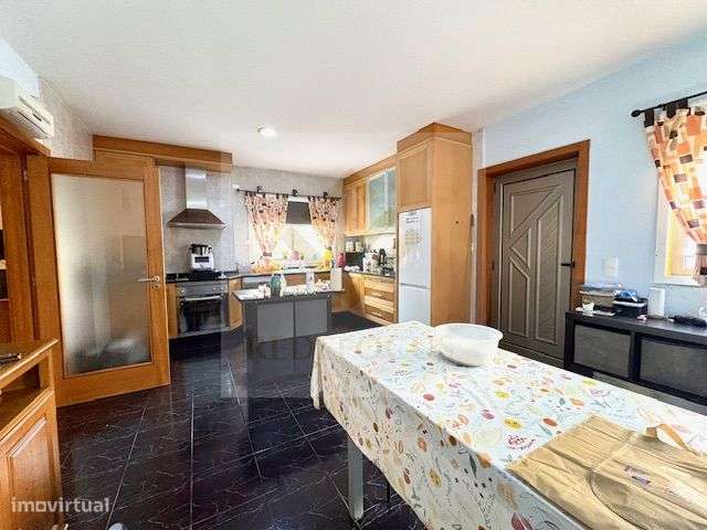 Moradia T4 com espaço exterior em Válega-16