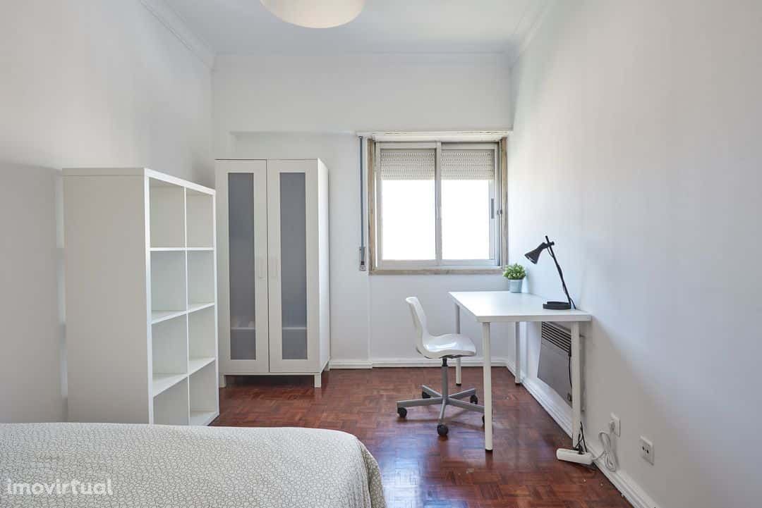 Modern double bedroom in Alto dos Moinhos - Room 3