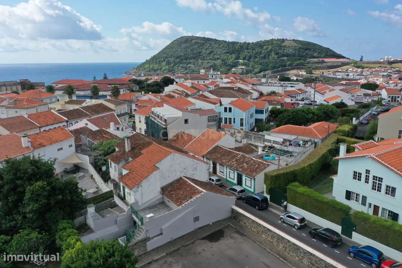 Moradia com excelente localização perto do Centro de Angra do Heroísmo - Grande imagem: 2/14