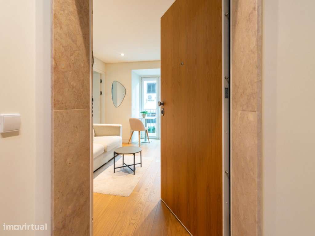 Apartamento T1 mobilado com varanda e elevador às Janelas Verdes na... - Grande imagem: 2/23