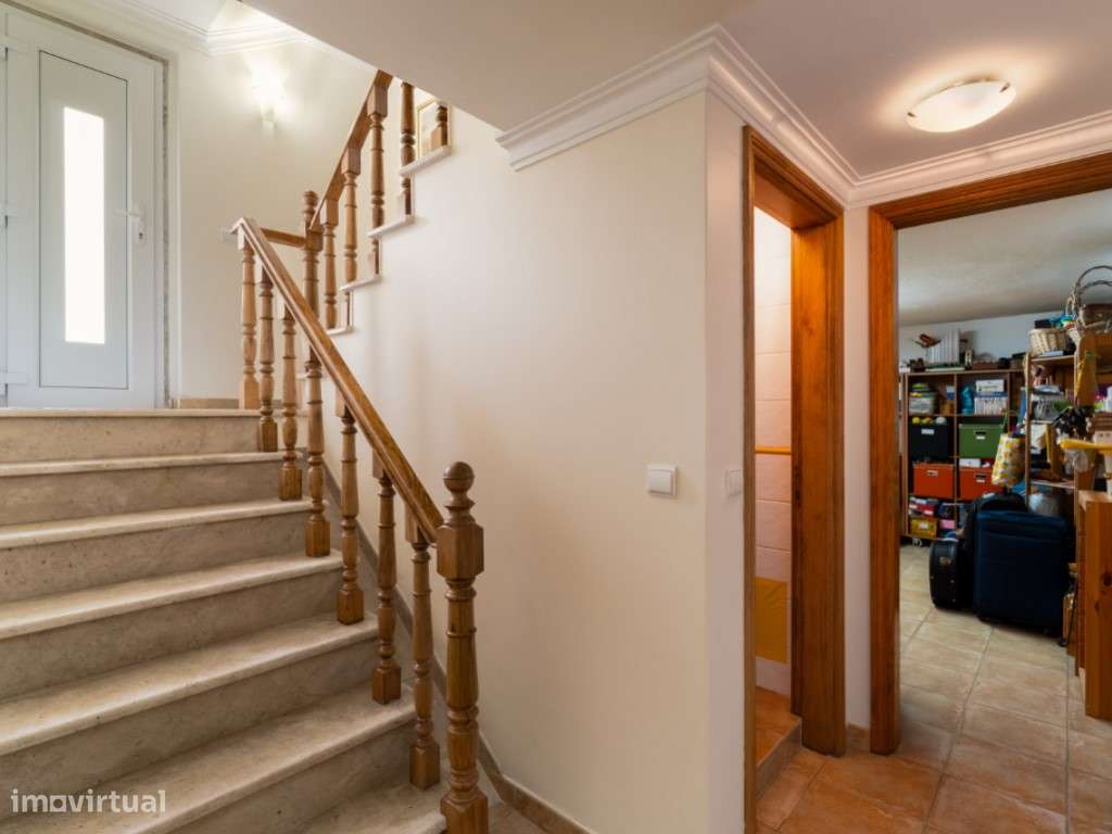 Moradia T4+1 localizada no bairro do 'Casal Novo'.-33