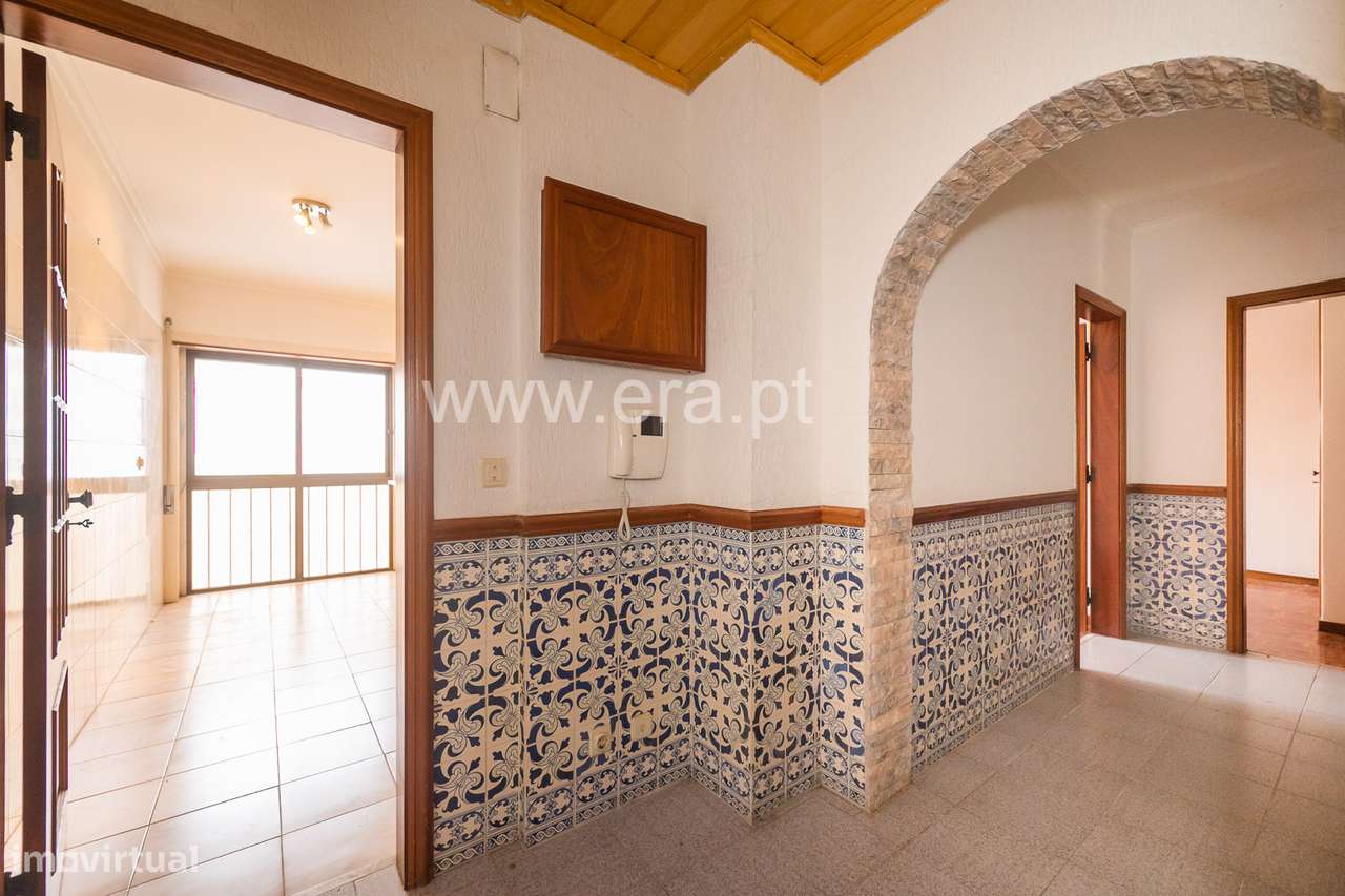 Apartamento T2 com Excelente Luminosidade e Localização – Massamá-8