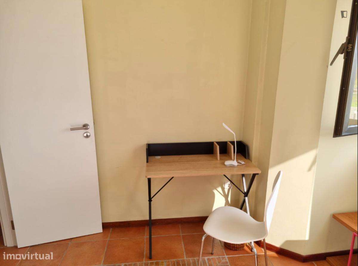 Quarto - localizado em Baixa de Santa Clara Coimbra - Grande imagem: 3/10