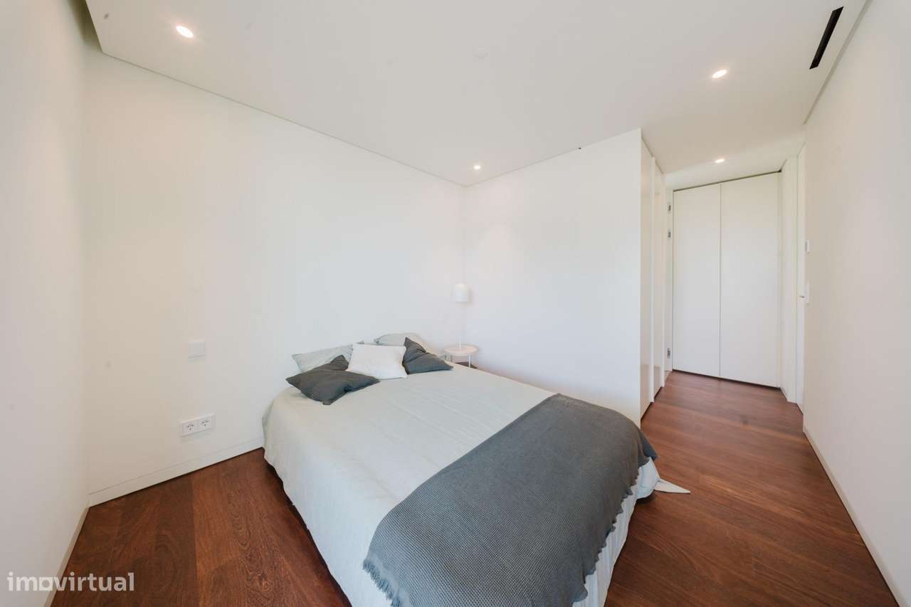 Elegante Moradia T3 no Sandwoods com Piscina Privativa e Jardim-18