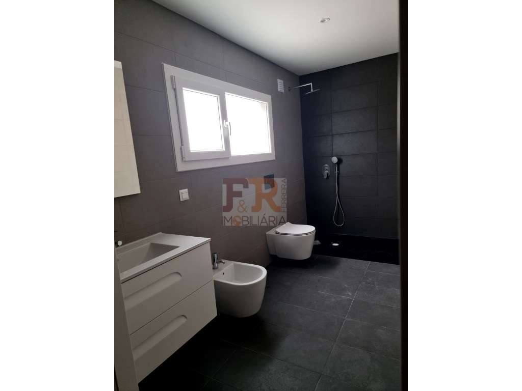 Moradia Geminada Triplex T3+1 Fernão Ferro - Grande imagem: 4/34