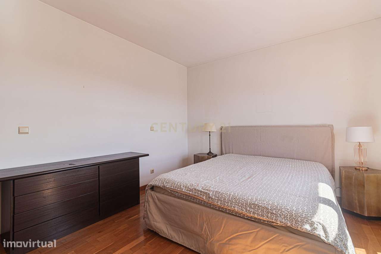 O Refúgio Perfeito em Telheiras – Luz, Conforto e Vista Desafogada-22