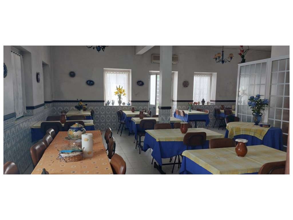 Prédio, antiga 'Pensão Cantinho de S. João', no centro de Monte Real. - Grande imagem: 3/14