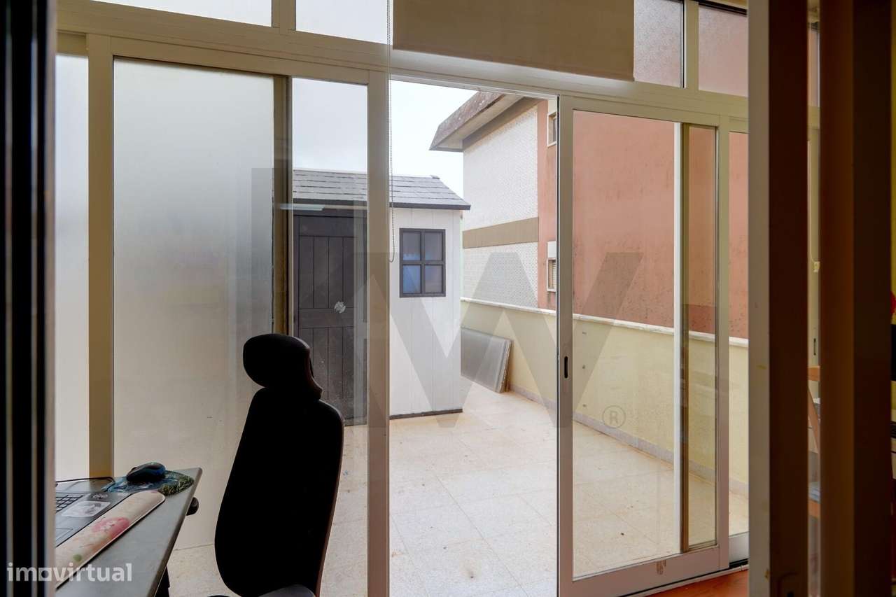 Apartamento T2 com Terraço e Arrecadação em Mem Martins-20