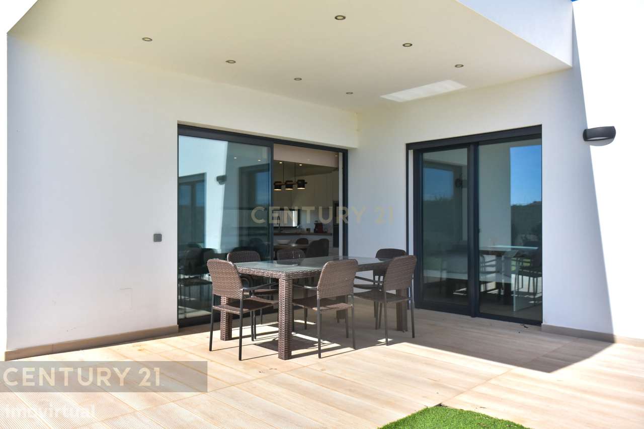 Luxo e Tranquilidade em Sagres: Uma Moradia Contemporânea à espera de-8