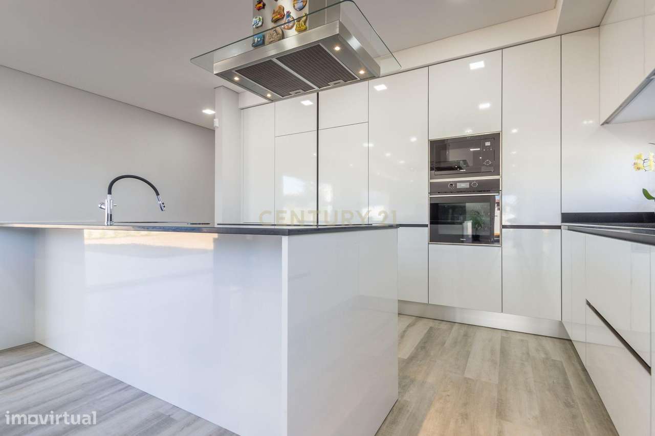 Vila Alegre / Fernão Ferro - Luxuosa moradia isolada térrea de 4 assoa-10