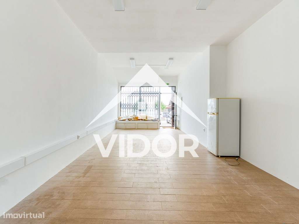 Loja com duas frentes solares em Paramos R/C com potencial para hab... - Grande imagem: 5/12