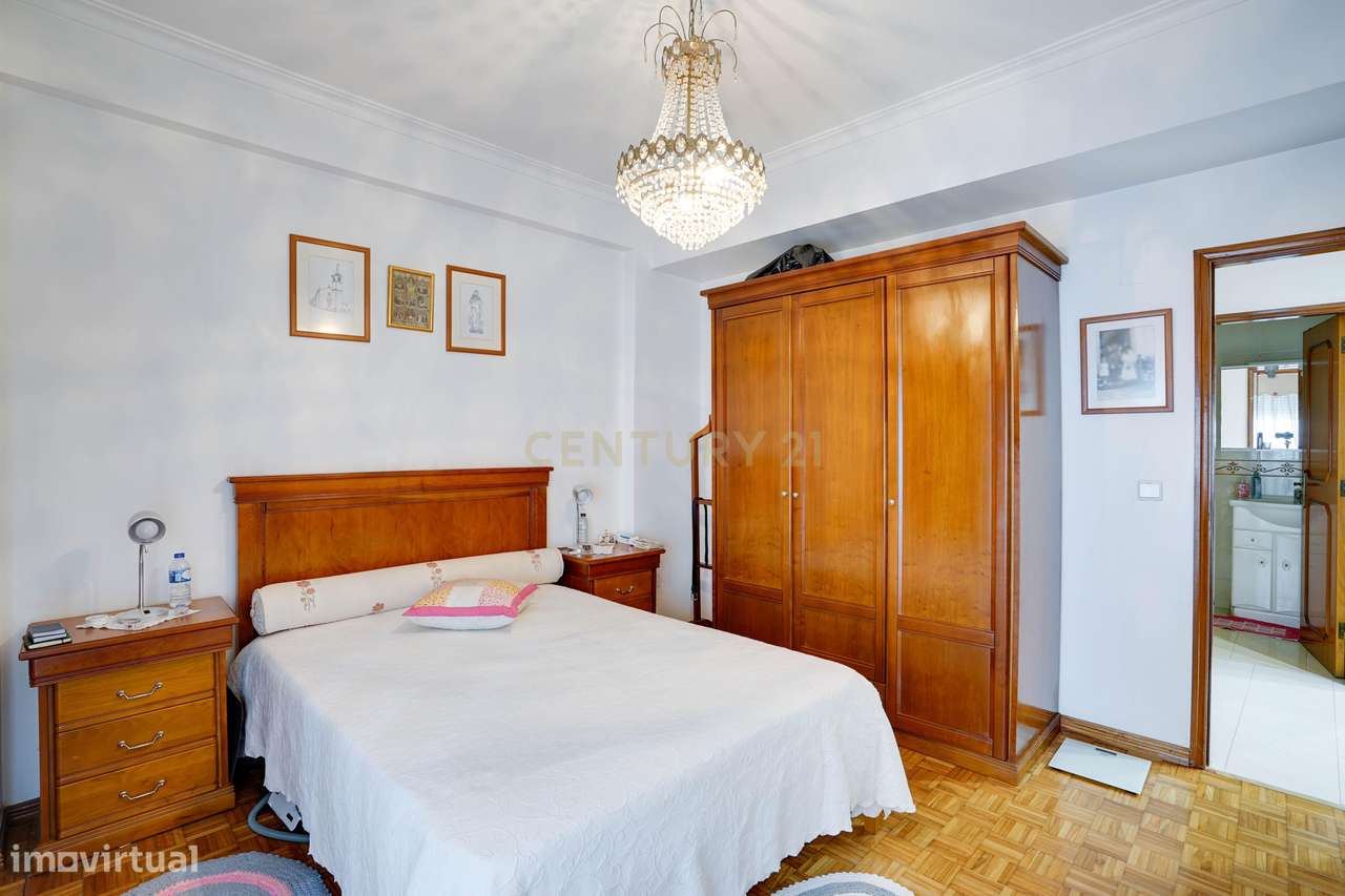 APARTAMENTO T3 COM GARAGEM E ARRECADAÇÃO - CASAL DO CHAPIM - ODIVELAS-23