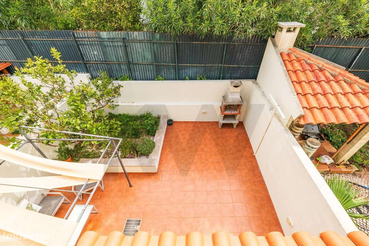 Moradia T3 em banda no Alto do Lagoal — luz natural, espaço e funciona-21