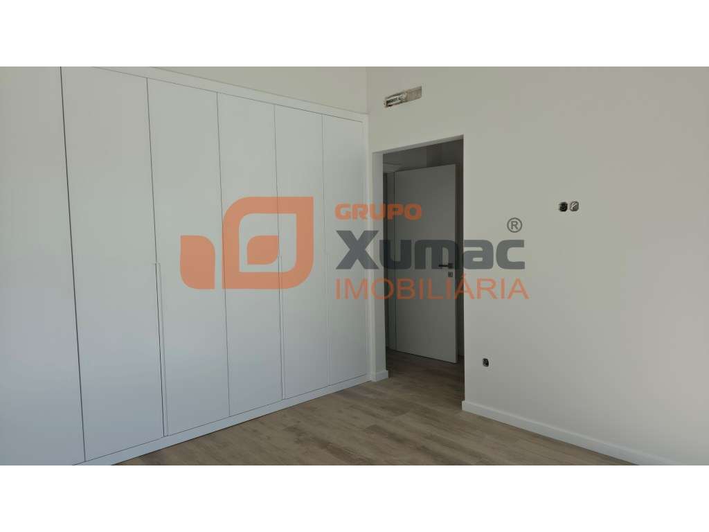 Moradia T4 Contemporânea c/ Piscina-22