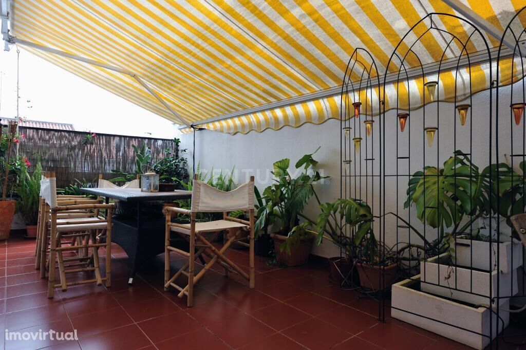 Moradia T5 com jardim, terraço e garagem em Sassoeiros