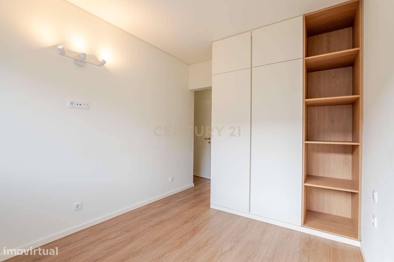Apartamento T2 praticamente novo , nas Antas, Porto-13