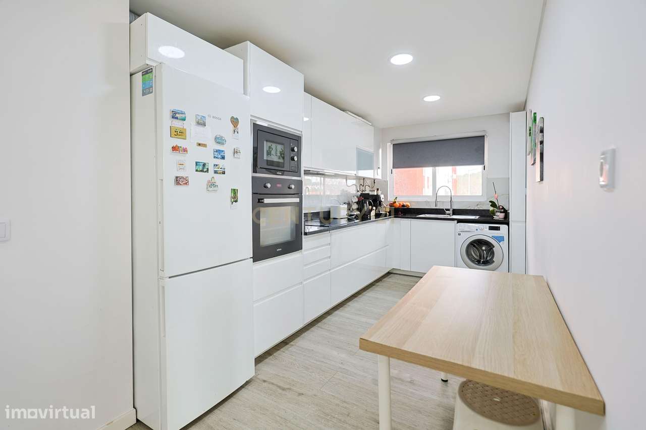 Apartamento T2 Renovado em Corroios, Seixal-5